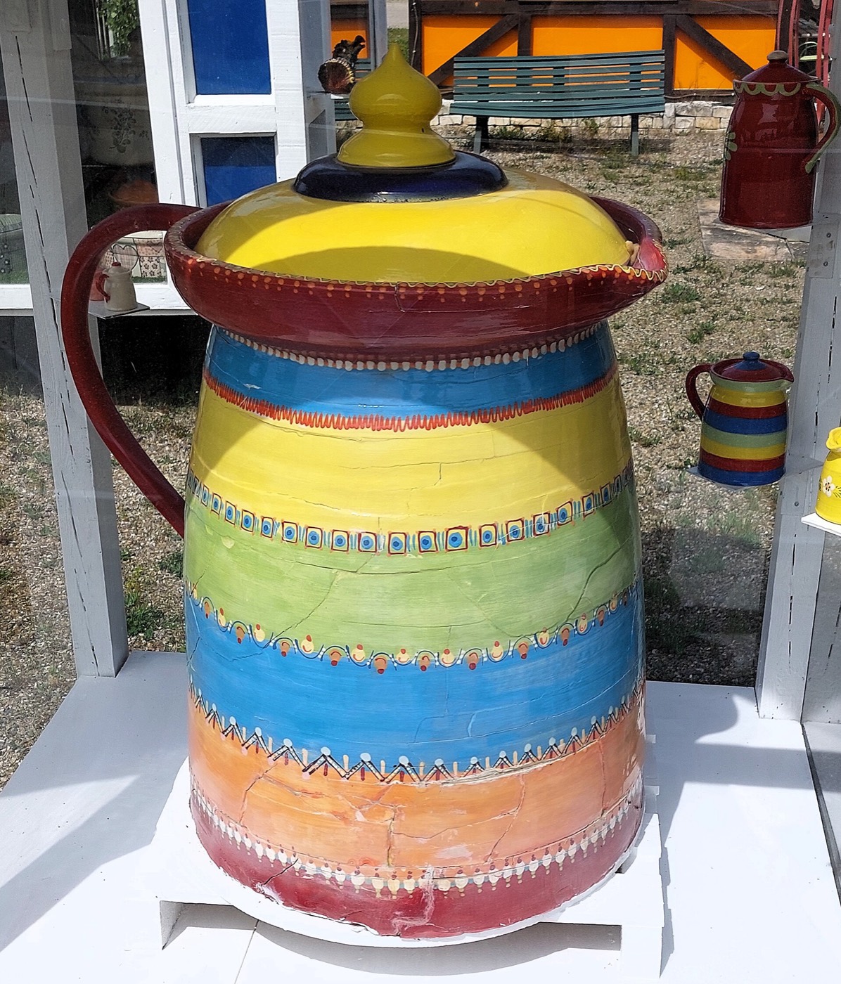 Pot géant coloré devant la Poterie Beck à Soufflenheim