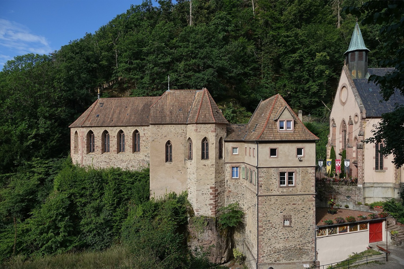 Le sanctuaire Notre-Dame de Dusenbach dans son vallon boisé