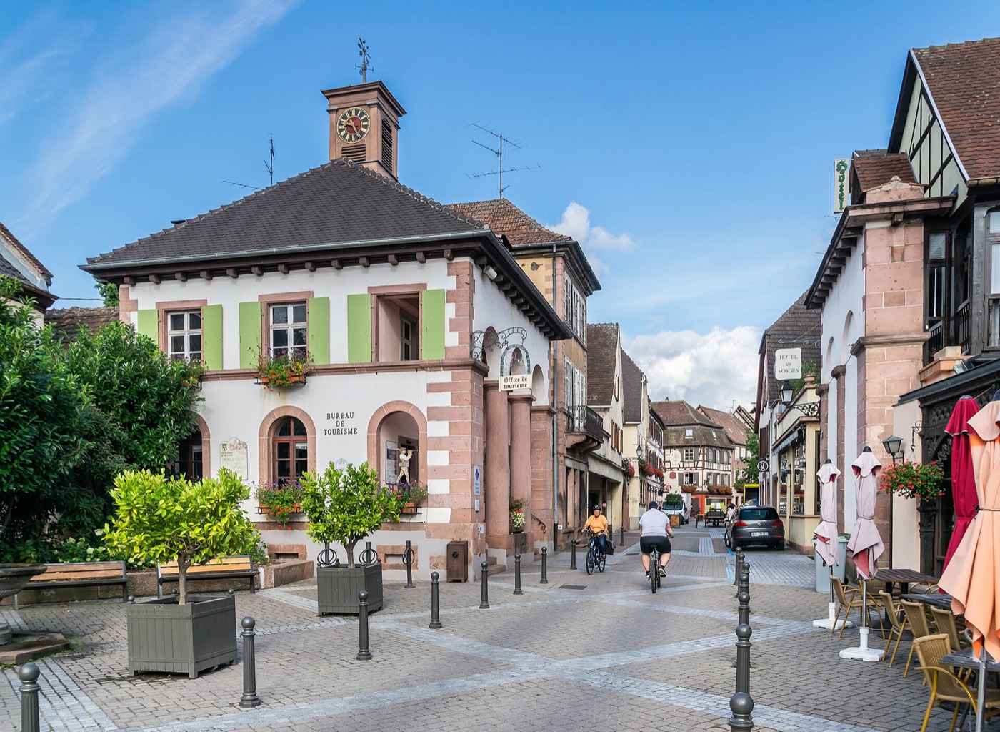 La Grand'Rue de Ribeauvillé et l'office de tourisme