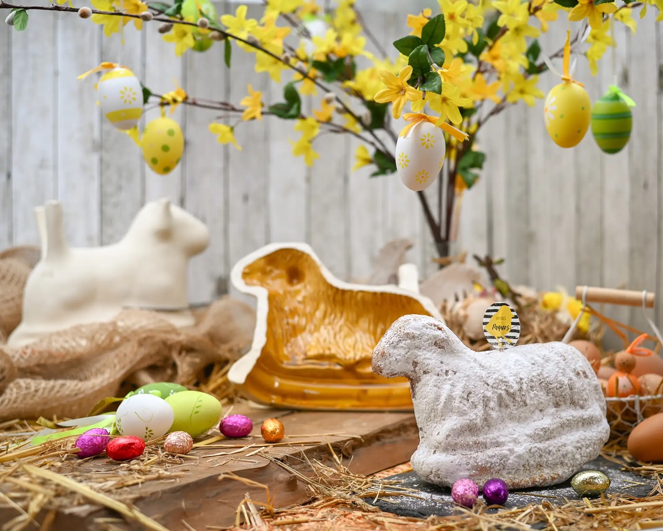 Agneaux de Pâques et leurs moules en terre cuite dans un décor printanier