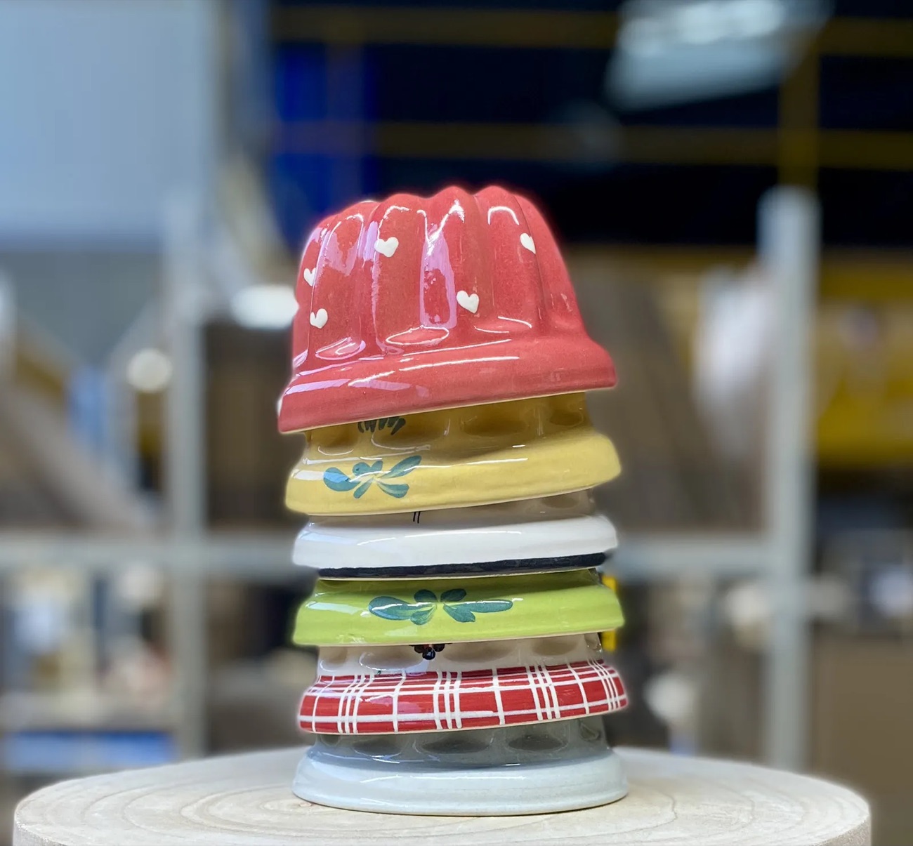 Pile de moules à kougelhopf de toutes les couleurs dans l'atelier de la Poterie Beck