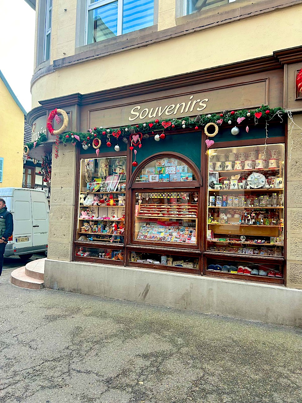 Vitrine Souvenirs décorée pour Noël avec guirlande de sapin et cœurs